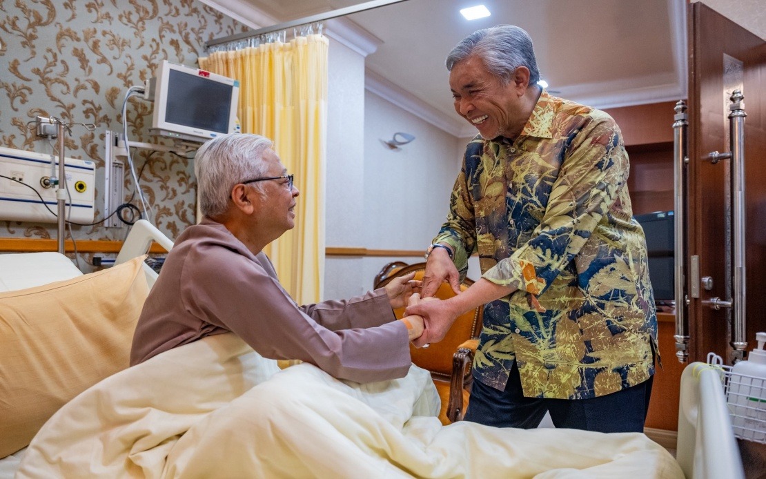 Ahmad Zahid Visits Ismail Sabri Recovering at Heart Institute