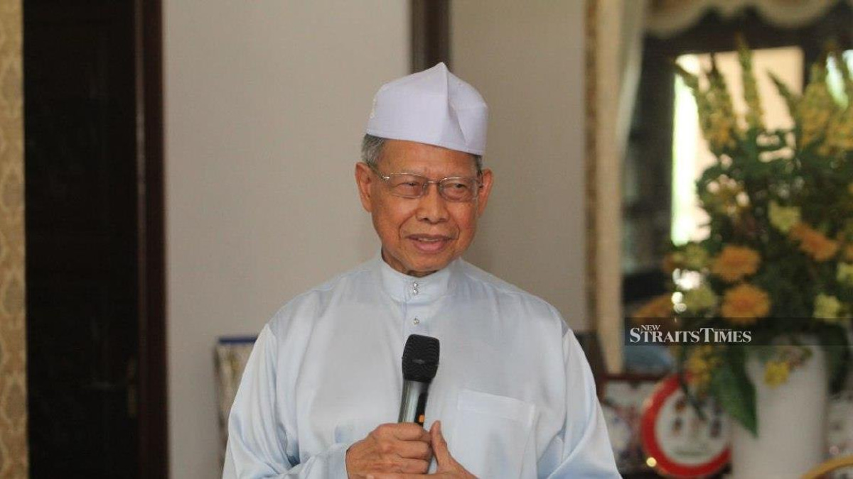 Mustapa Mohamed Rules Out GE16 Run After Umno Return