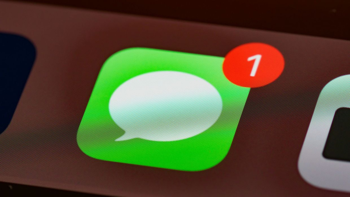 ChatGPT Now Integrates With Apple's iMessage, Reigniting Privacy Debate Between Tech Giants
