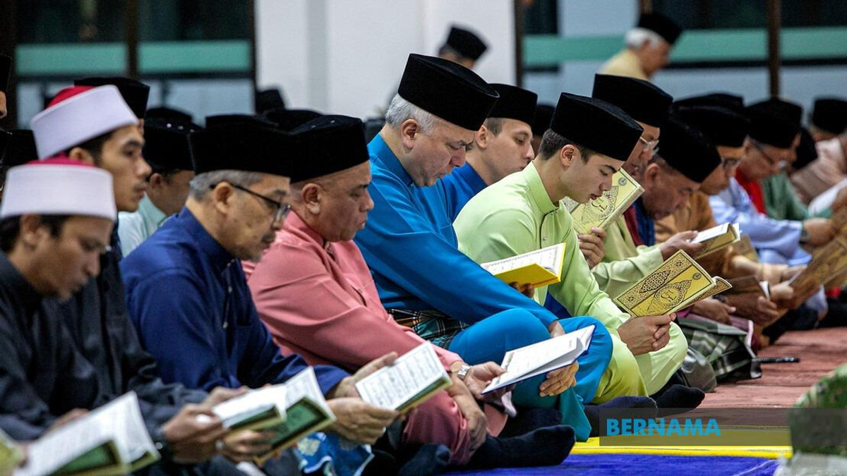 Sultan Nazrin Presides Over National Day Observance at Newly Completed Perak Mosque