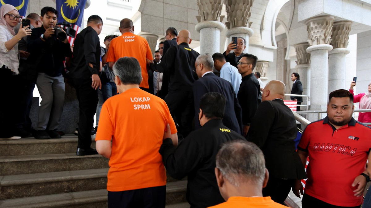 Former Tabung Haji Chief Held as Anti-Corruption Probe Deepens
