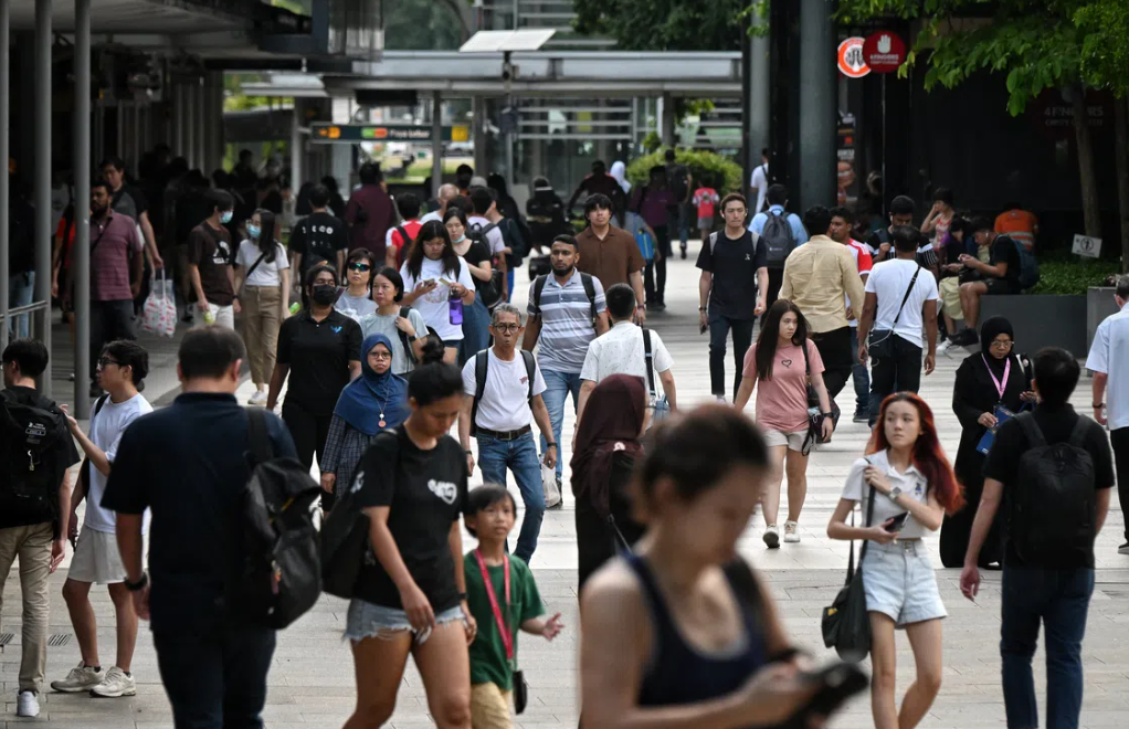 Singapore to Distribute S$400-S$600 to 2.4 Million Adults as Cost-of-Living Relief