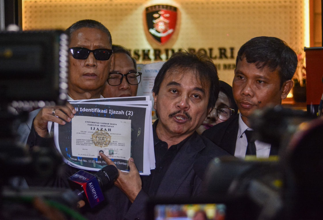 Ex-Indonesian Minister Roy Suryo Held Over Jokowi Diploma Defamation Claims