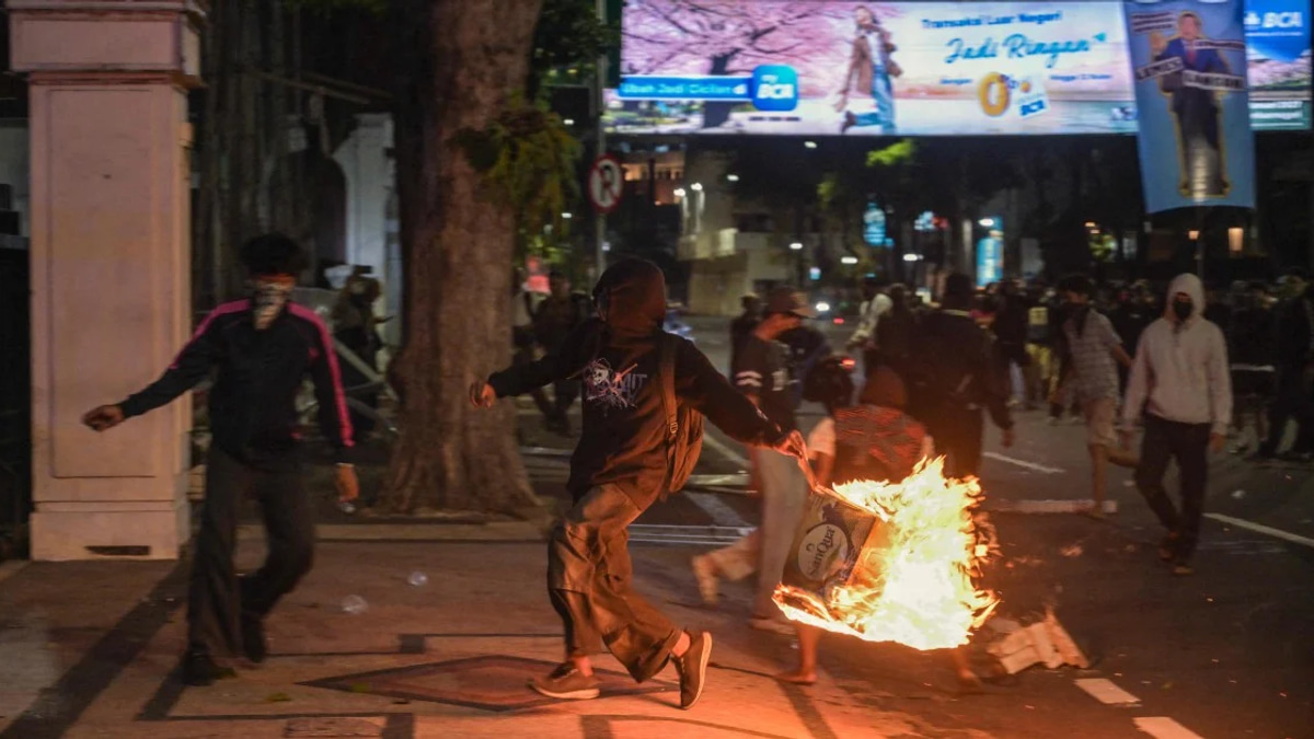Indonesian Authorities Arrest Dozens at Anti-Government Rally in Surabaya