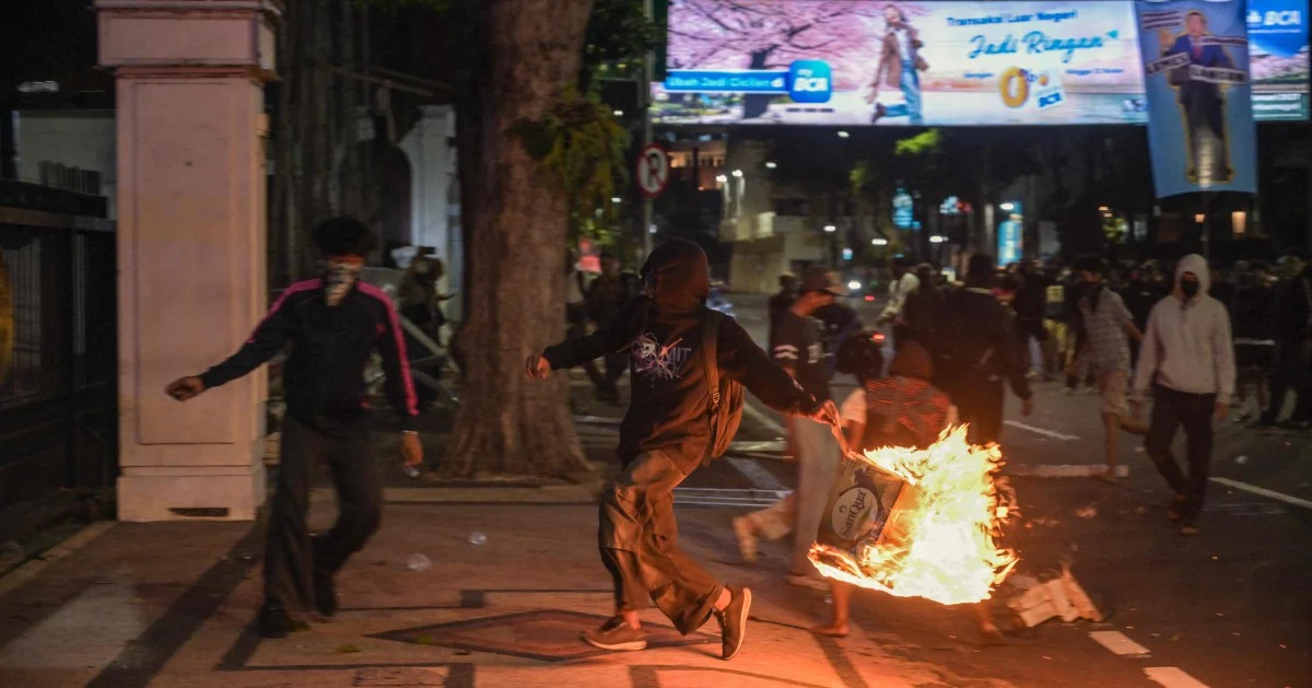 Indonesian Authorities Arrest Dozens at Anti-Government Rally in Surabaya