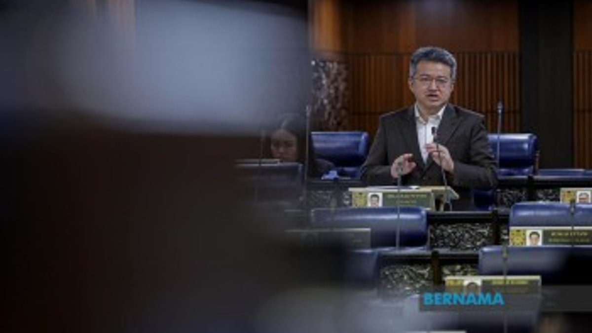 Malaysia's Fiscal Deficit Shrinks for Fifth Year as Debt Growth Slows
