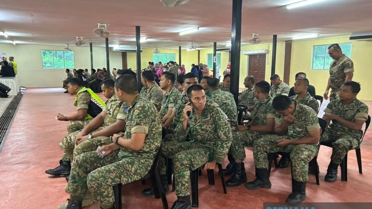 Saifuddin, Khaled Call on Early Voters in Johor to Uphold Democratic Responsibility