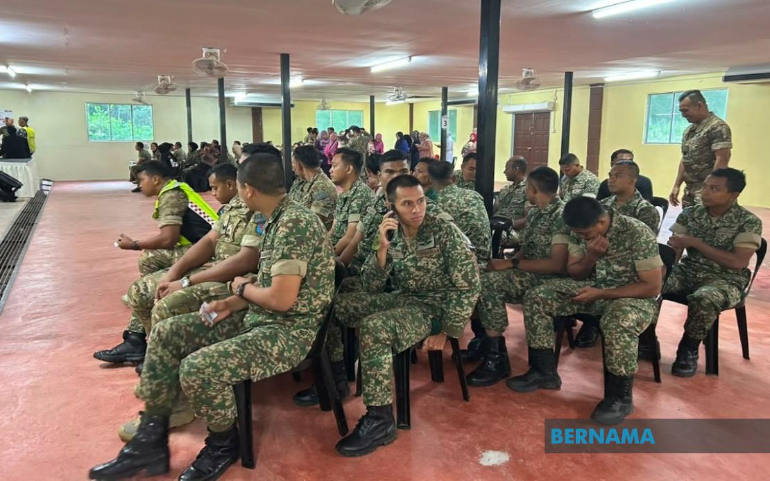 Saifuddin, Khaled Call on Early Voters in Johor to Uphold Democratic Responsibility