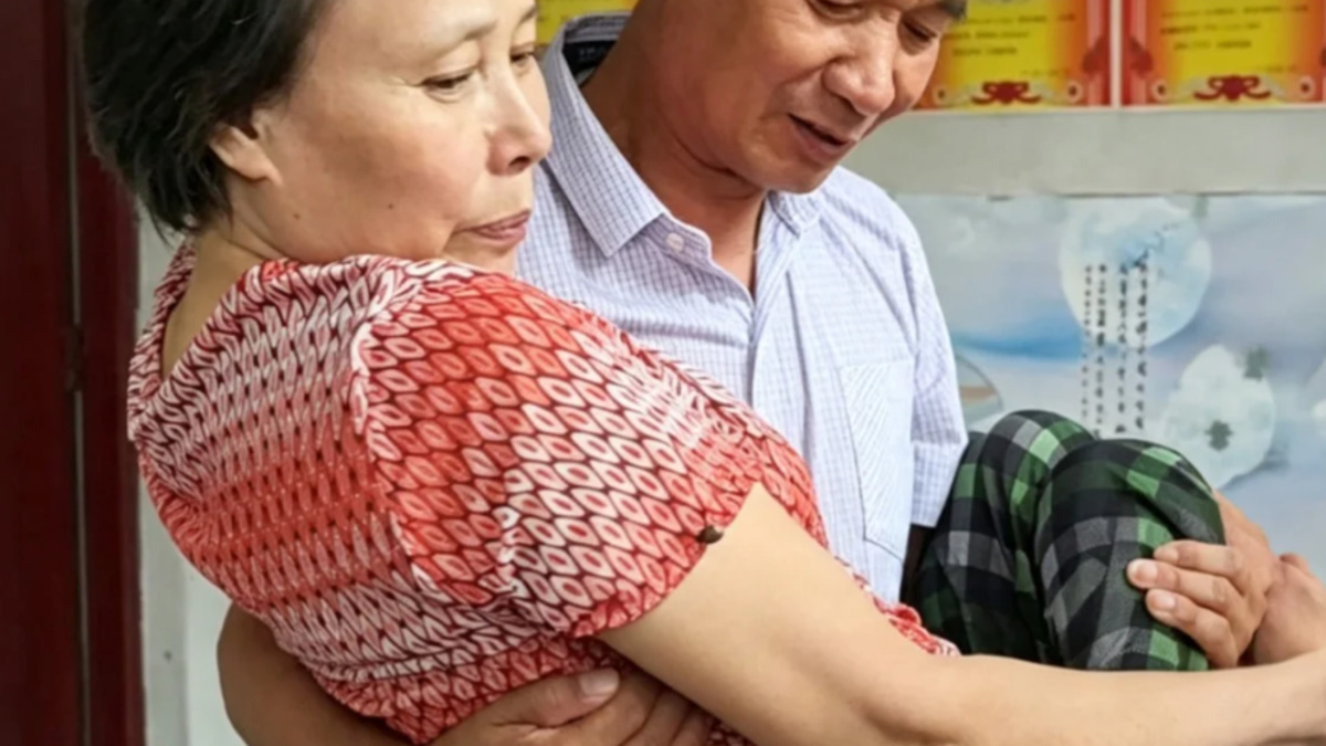 Quarter-Century of Devotion: Chinese Man's 25-Year Journey Caring for Paraplegic Wife Inspires Millions