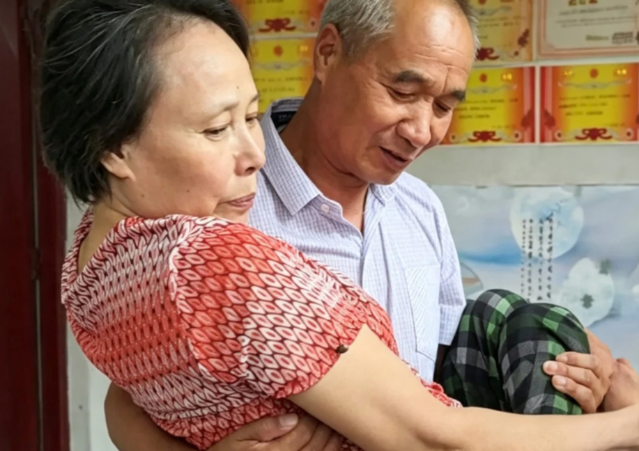 Quarter-Century of Devotion: Chinese Man's 25-Year Journey Caring for Paraplegic Wife Inspires Millions