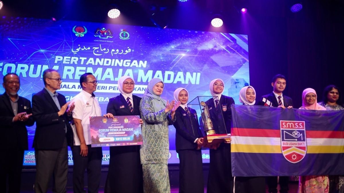 Education Minister Calls for Youth to Voice Views, Think Critically and Respect Differences