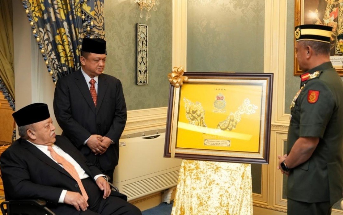 Raja of Perlis Receives Army Chief in Ceremonial Audience