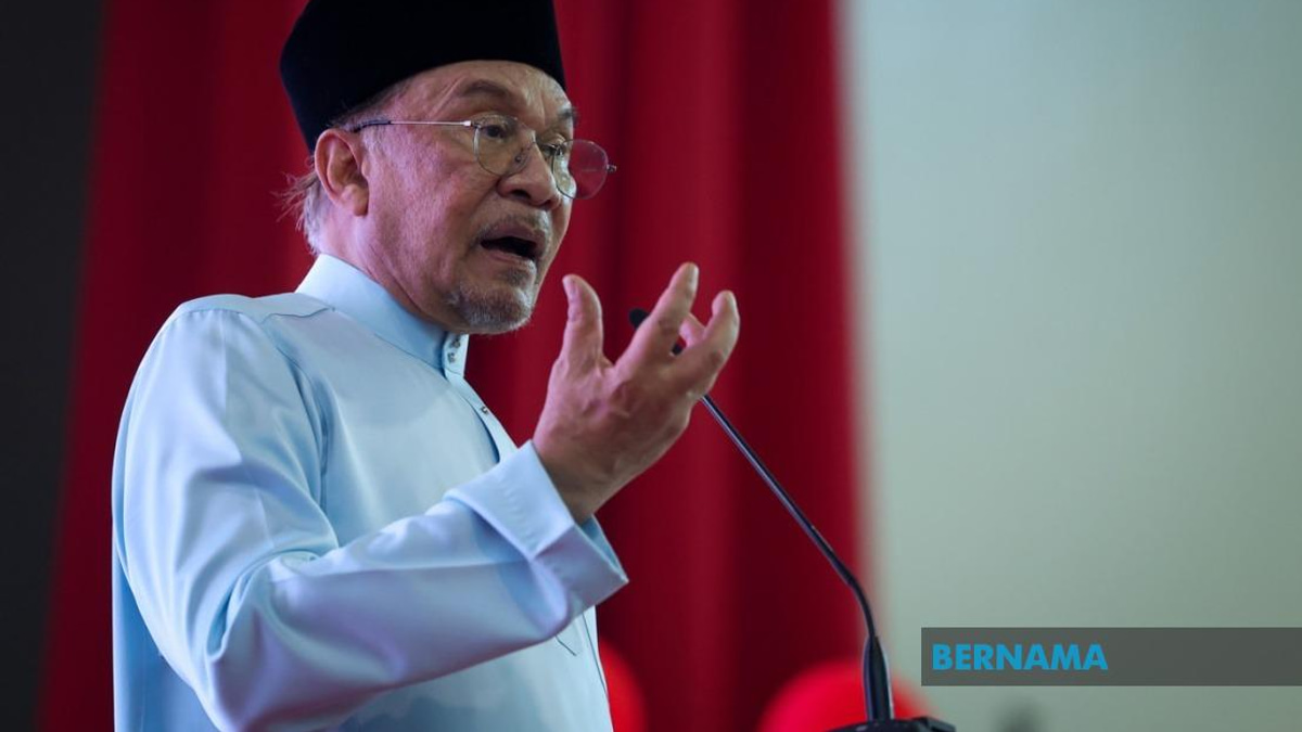 Anwar Halts Felda Hotel Sale at £60m Loss, Orders Management Probe