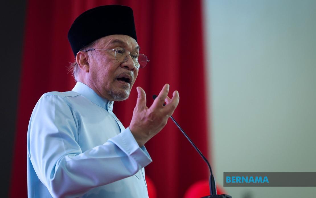 Anwar Halts Felda Hotel Sale at £60m Loss, Orders Management Probe