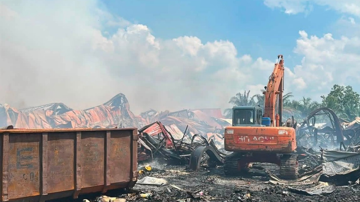 Kedah Authorities Monitor Air Quality After Industrial Fire Destroys Four Factories in Lunas