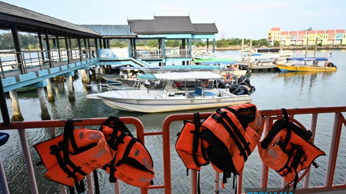 Life Jackets Non-Negotiable at All Times, Terengganu Exco Stresses After Boat Tragedy