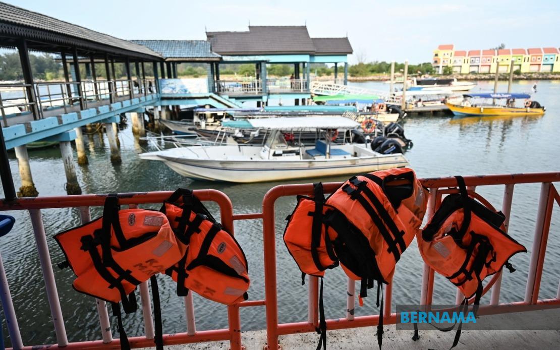 Life Jackets Non-Negotiable at All Times, Terengganu Exco Stresses After Boat Tragedy