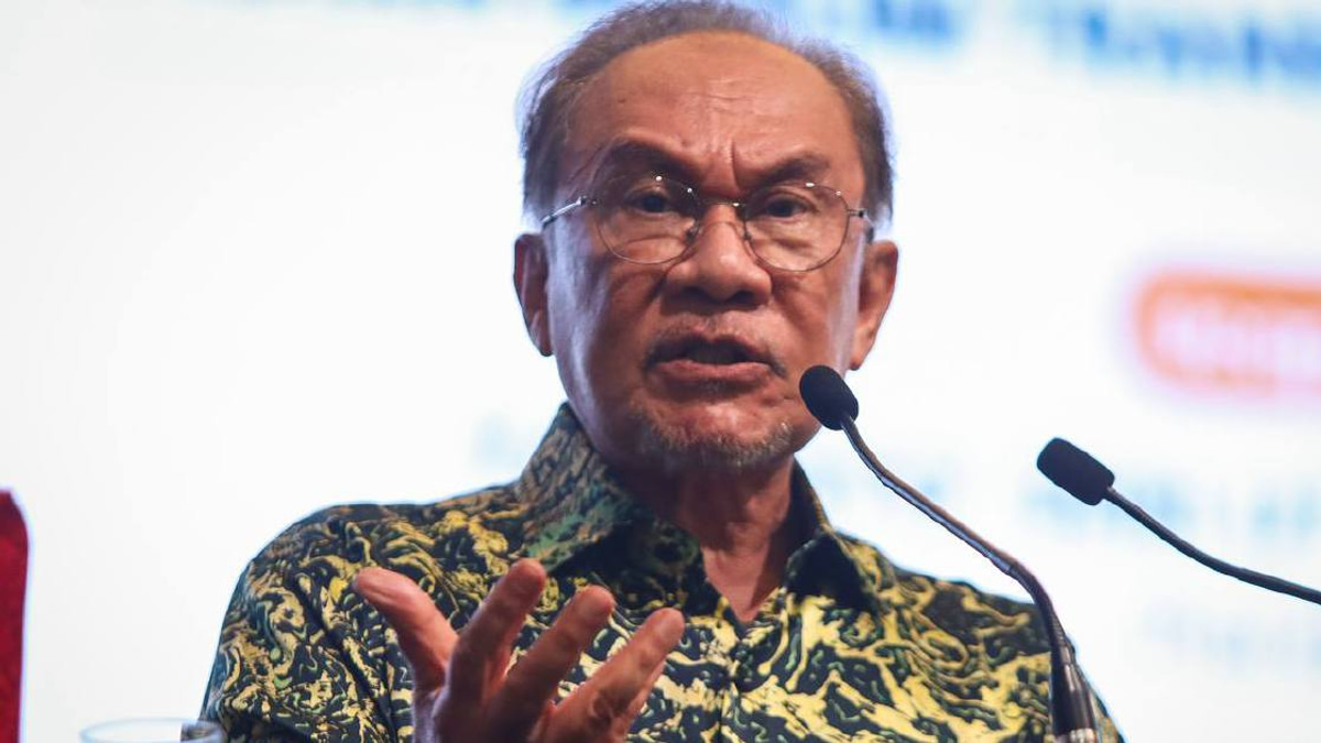 Anwar Rejects Sanusi's 'Tanah Melayu' Remarks, Advocates Inclusive Malaysia
