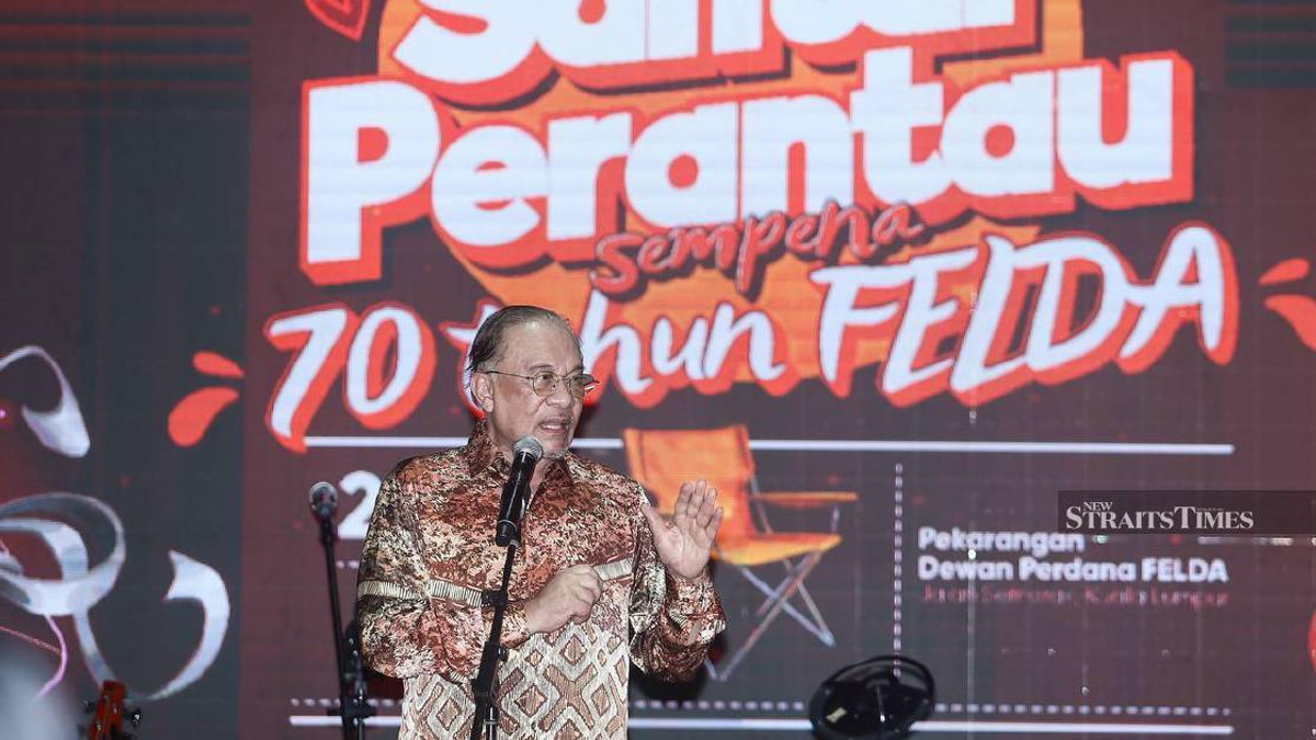 Anwar Pushes for Swift Implementation of Seven Felda Support Initiatives