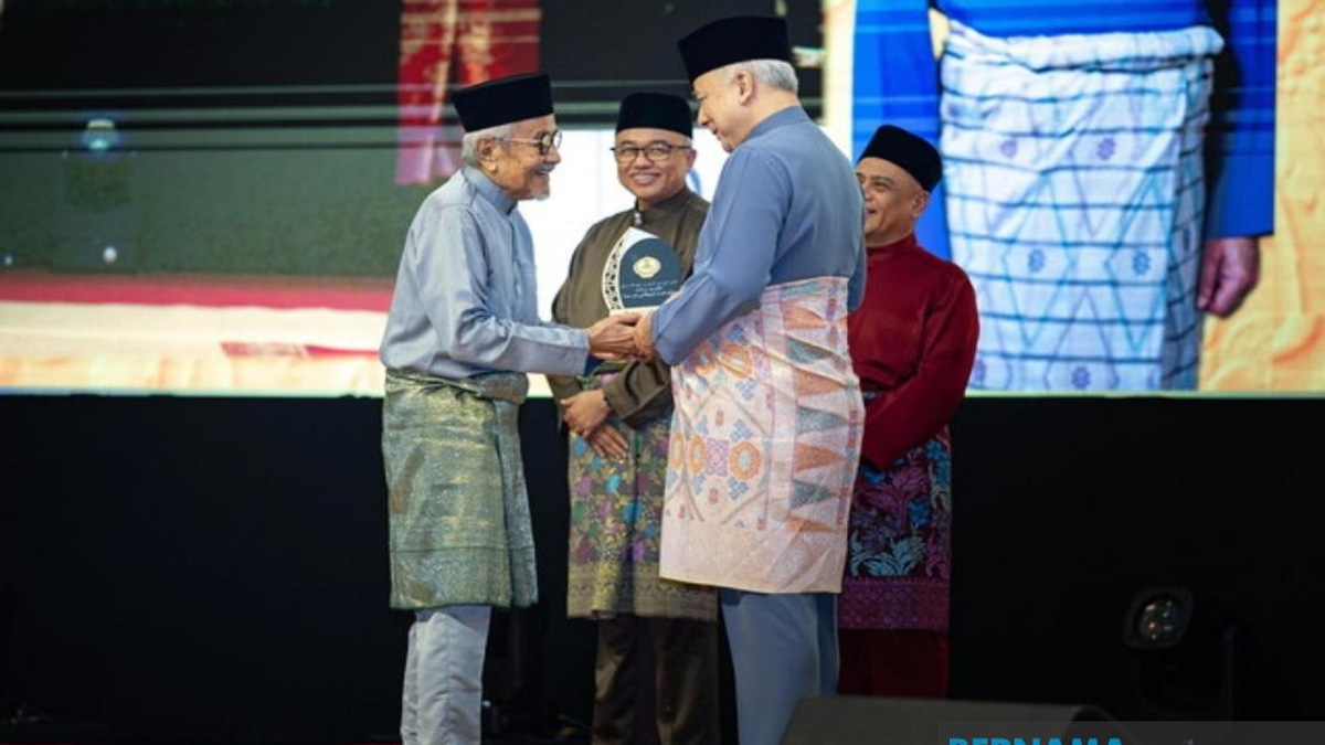 Veteran Malaysian Director Rahim Razali Honoured with Perak Media Icon Award