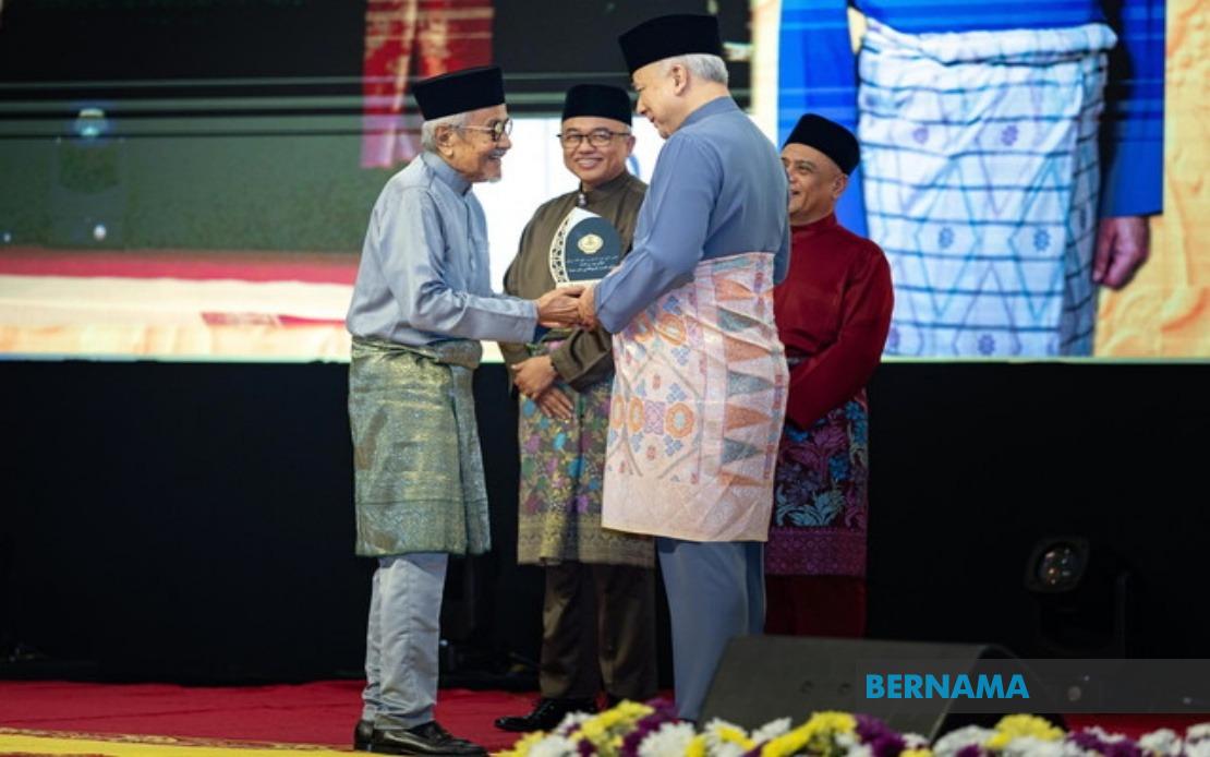 Veteran Malaysian Director Rahim Razali Honoured with Perak Media Icon Award