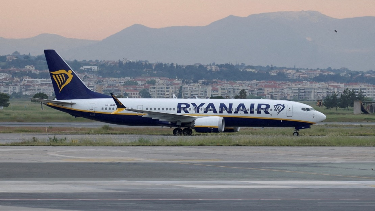 Passenger Pulled Back From Shattered Window on Ryanair Flight from Greece