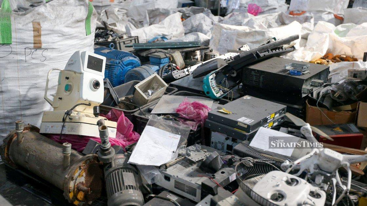 Ten GOF Officers Held Over E-Waste Factory Extortion Allegations in Penang