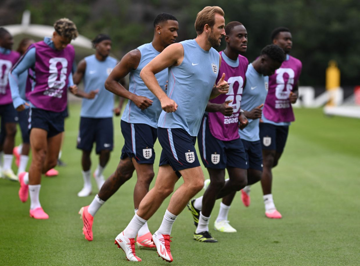 England battle Mexico at iconic Azteca as quarters take shape