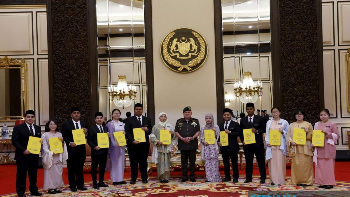 King Presents BYDPA Scholarships to 14 High-Achieving Scholars