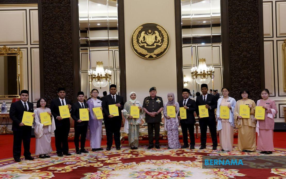 King Presents BYDPA Scholarships to 14 High-Achieving Scholars