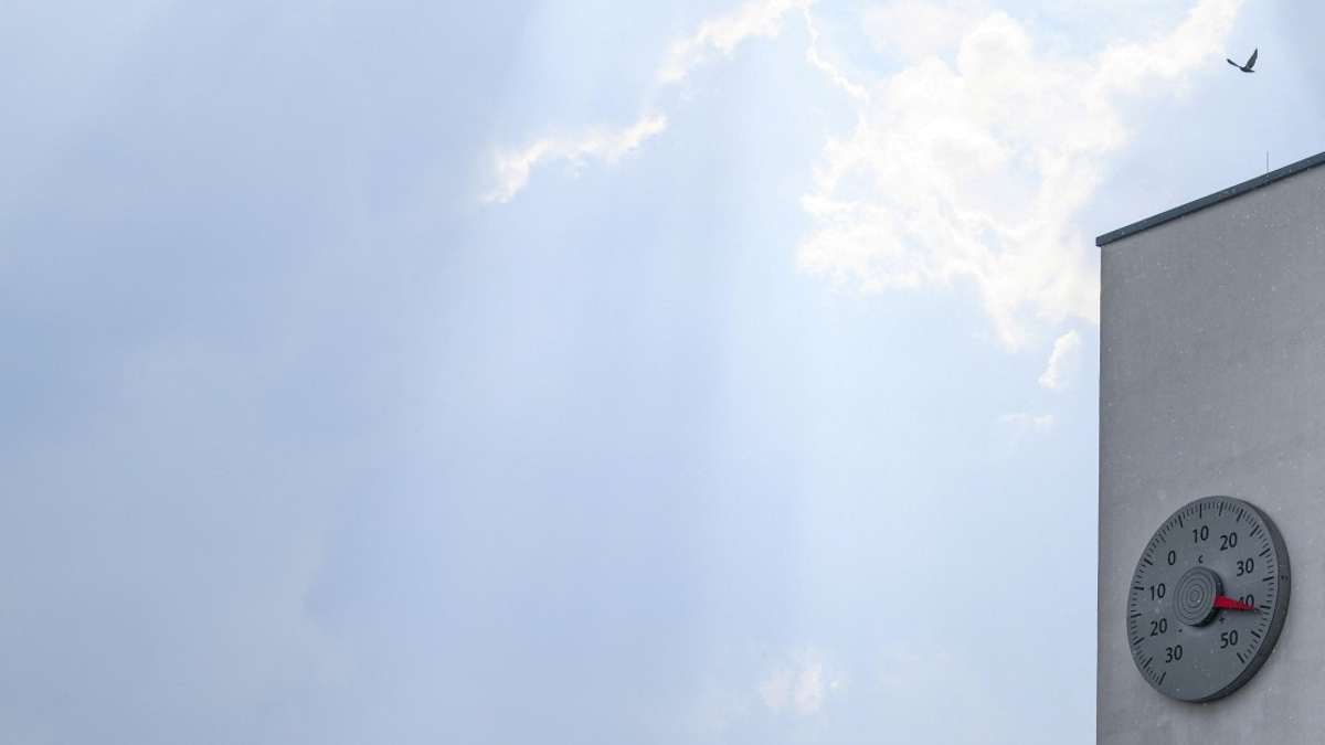 US Death Toll Climbs to 25 as Intense Heat Wave Sweeps Nation While Eastern Seaboard Braces for Severe Storms