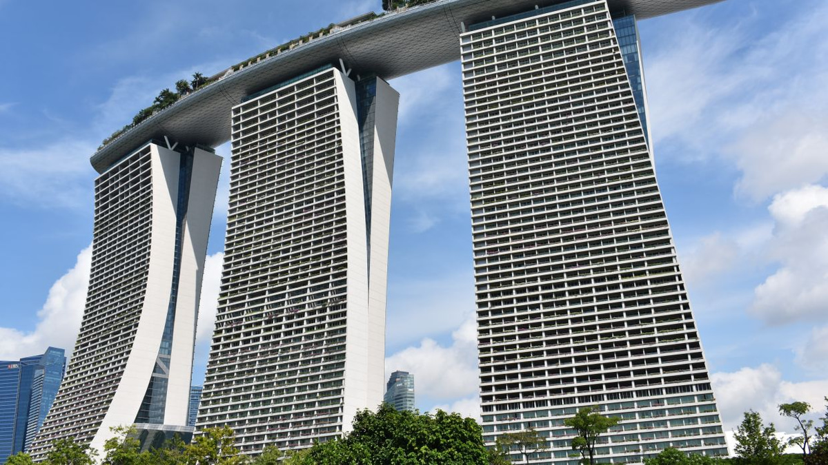 Singapore's Casino Duopoly Tightens as Resorts World Sentosa Struggles Against Marina Bay Sands