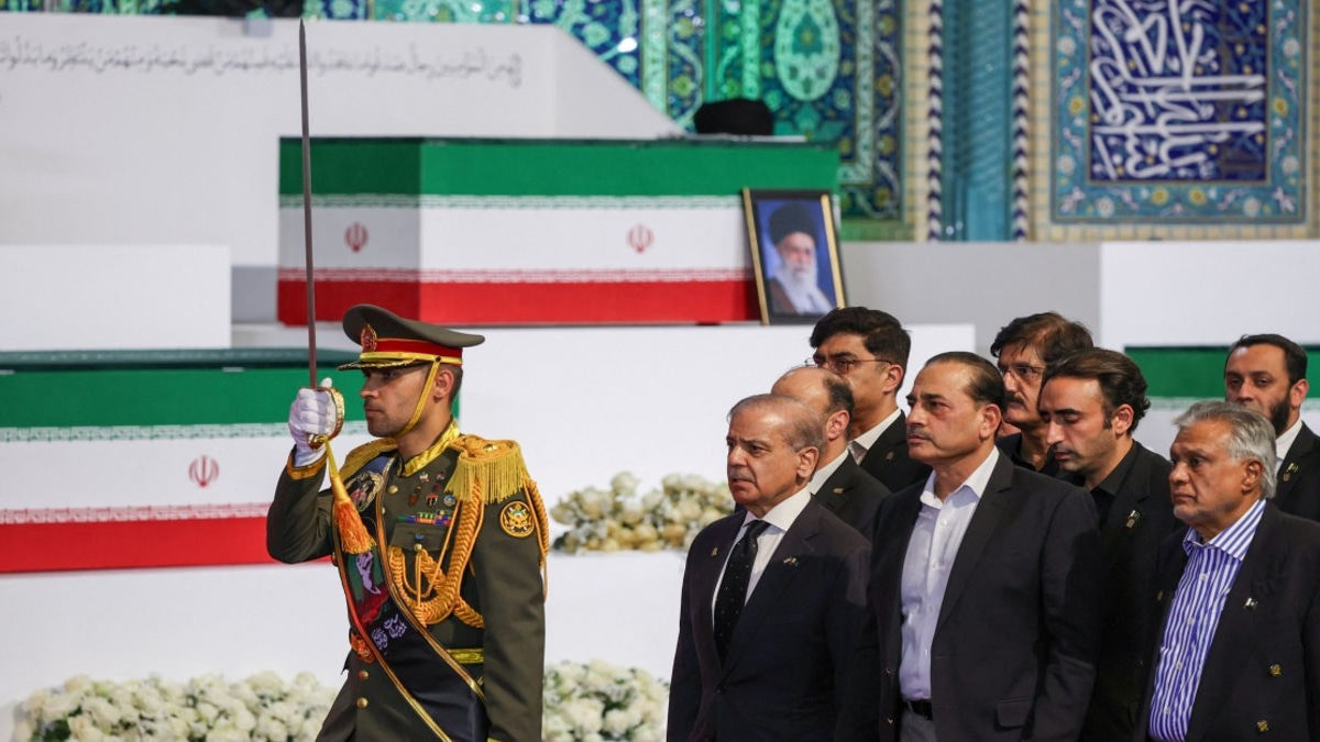 Pakistan Sends Highest-Level Delegation to Khamenei Funeral, Earns Tehran's Praise