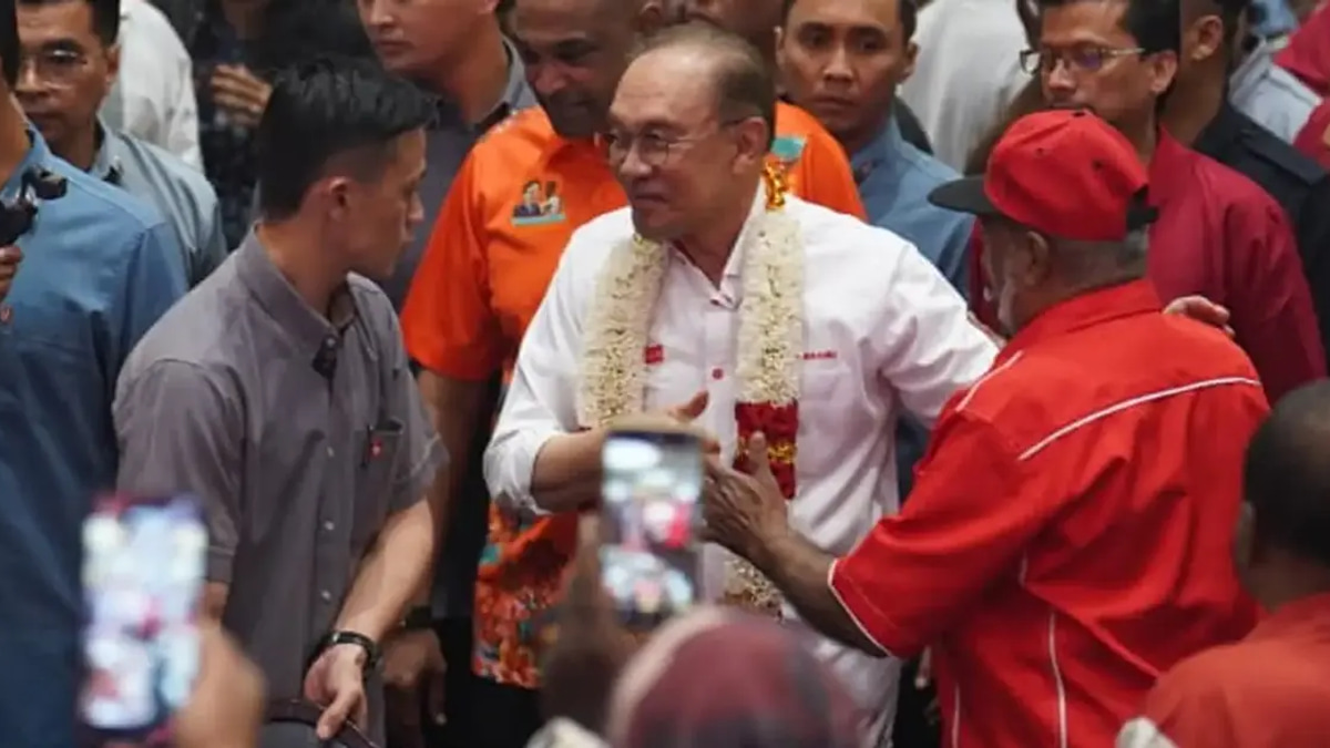 Anwar Ibrahim Takes Direct Leadership of Indian Community Affairs