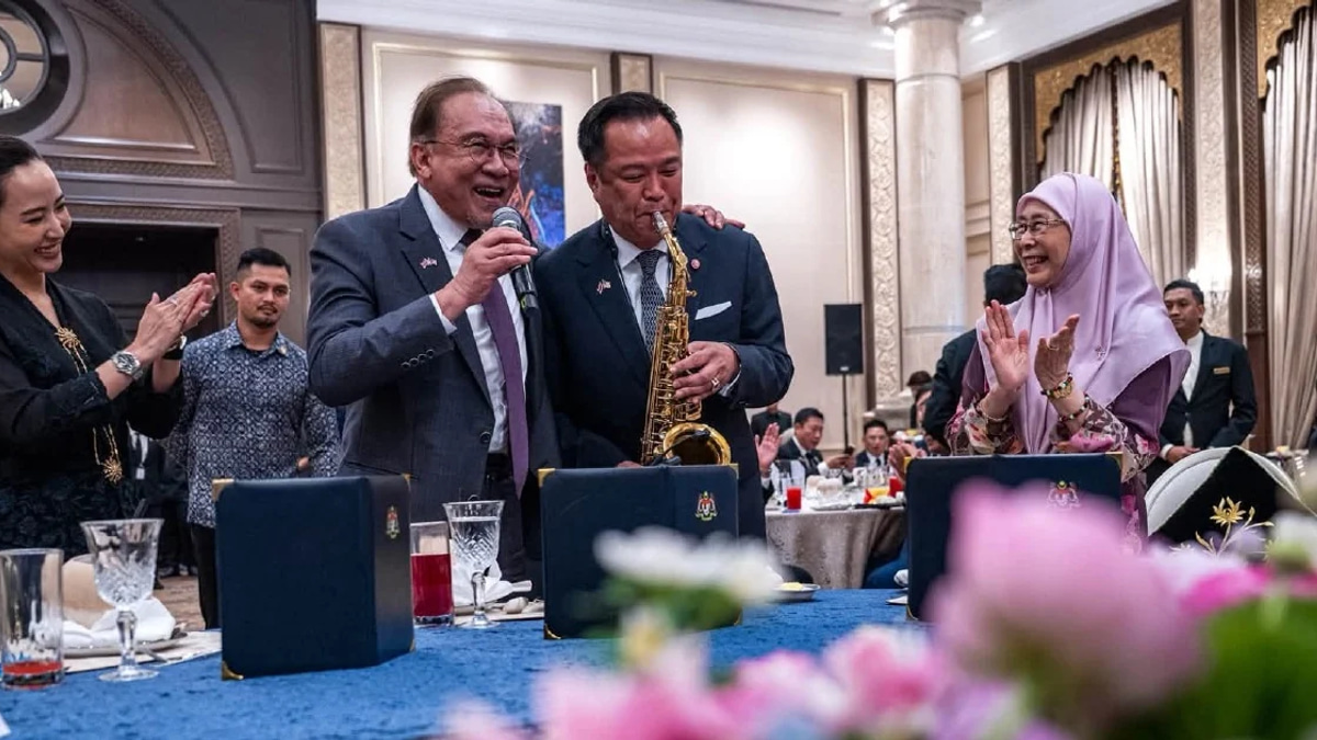 Anwar and Thai PM Anutin share musical moment, performing 'My Way' at official luncheon