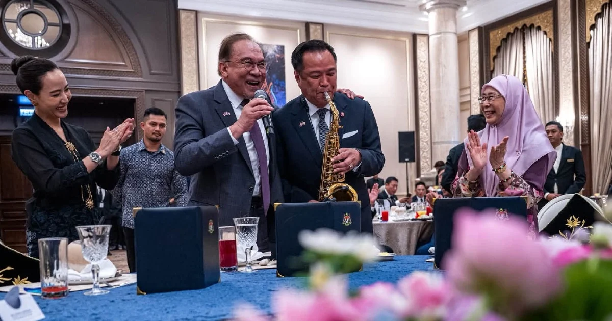 Anwar and Thai PM Anutin share musical moment, performing 'My Way' at official luncheon
