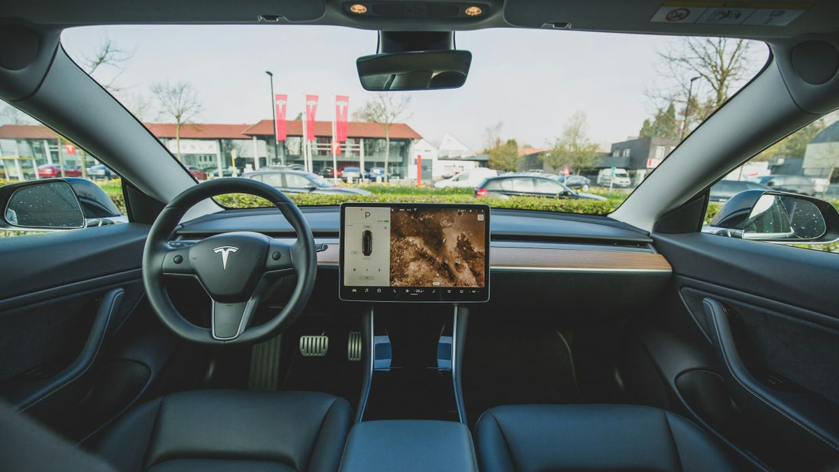 Tesla Settles Fatal Crash Lawsuit as Safety Scrutiny Intensifies