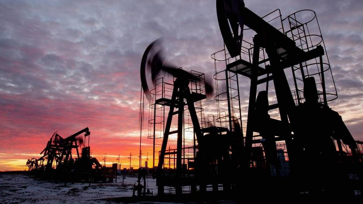 Oil tumbles to two-week low as US-Iran ceasefire sparks cautious optimism