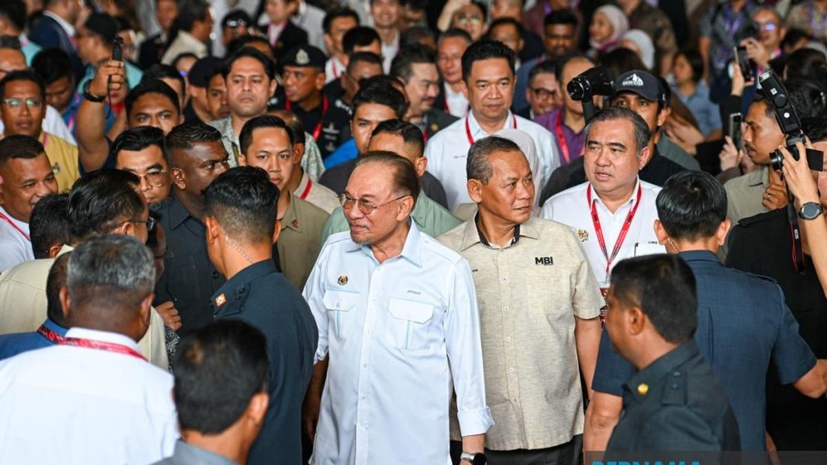 PM Anwar Seeks to Keep DAP in Melaka Government as Party Threatens Exit