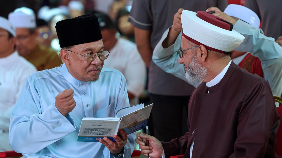 Anwar praises Al-Azhar's Grand Imam as beacon of moderation in Muslim world