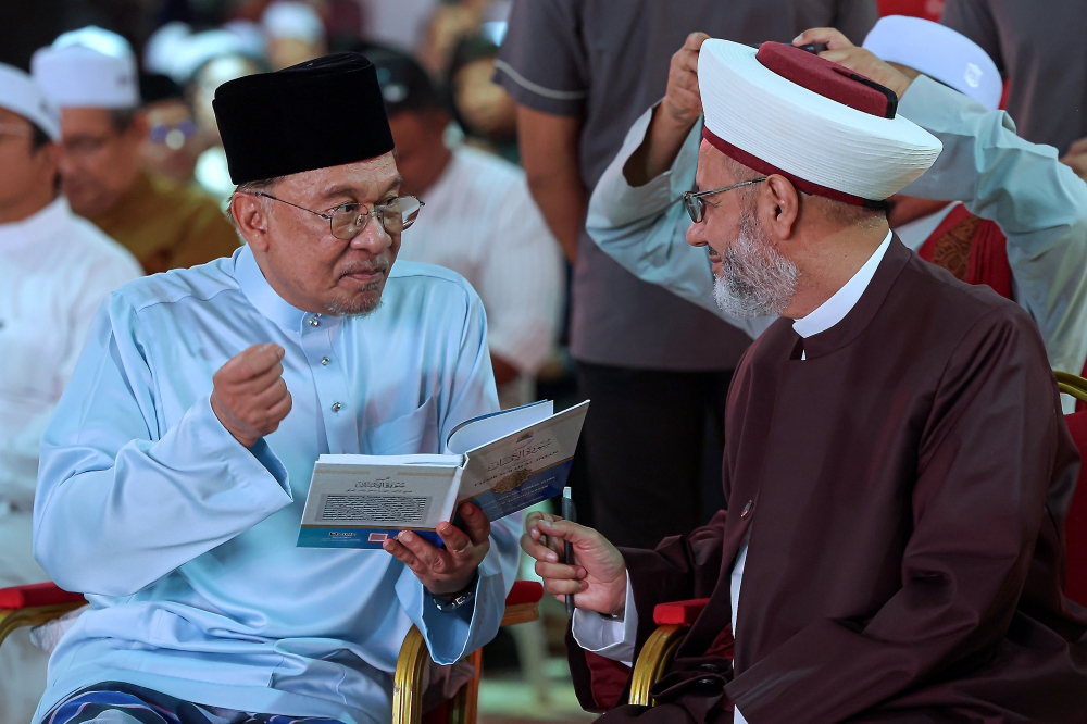 Anwar praises Al-Azhar's Grand Imam as beacon of moderation in Muslim world