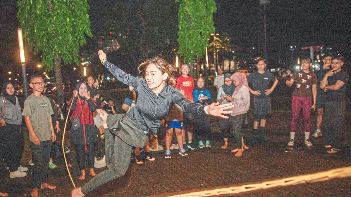 Indonesian Workers Find Stress Relief in Childhood Games Revival