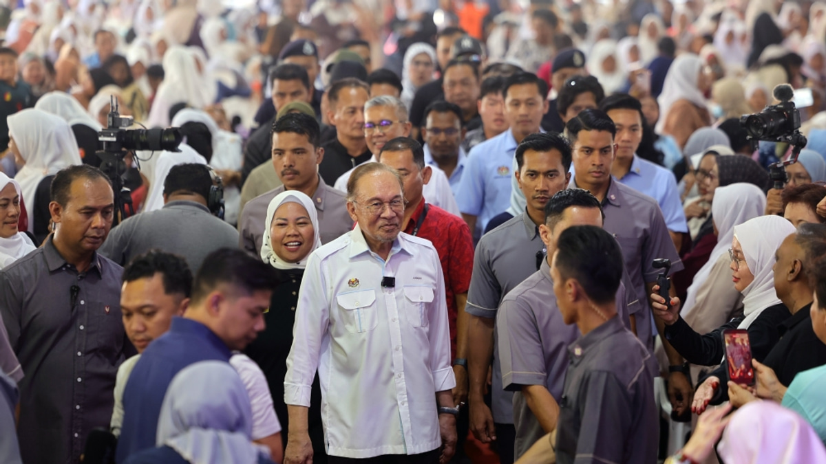 Anwar Scrutinizes Tabung Haji's 13-Month Bonus, Questioning Fiduciary Duty