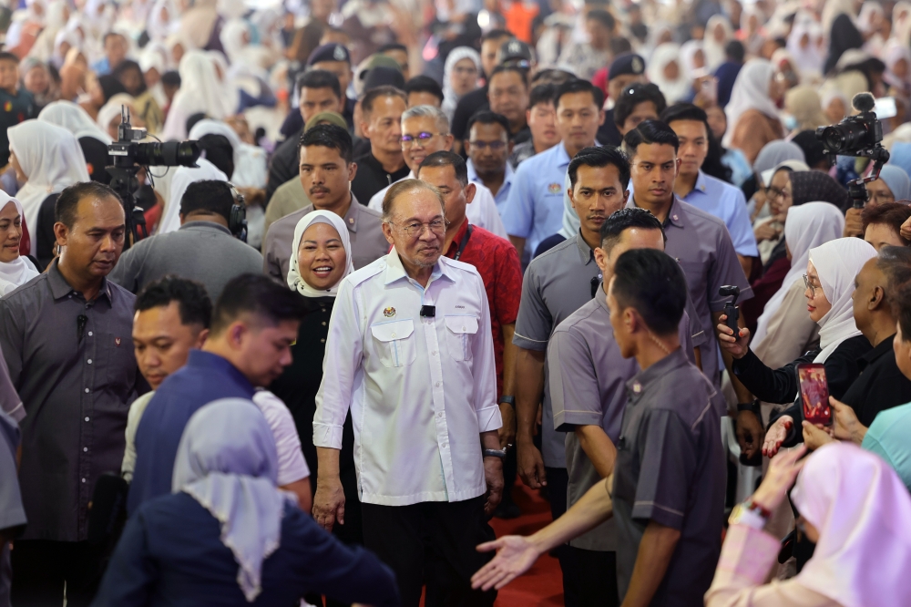 Anwar Scrutinizes Tabung Haji's 13-Month Bonus, Questioning Fiduciary Duty