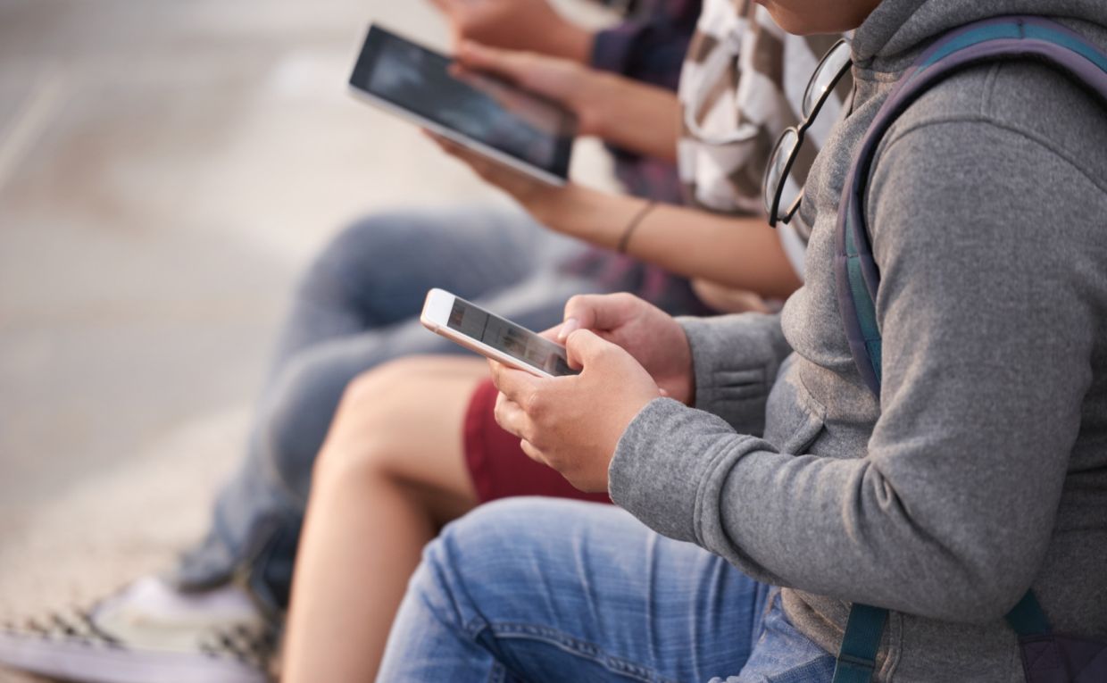 Global Crackdown on Child Social Media Use Faces Implementation Hurdles