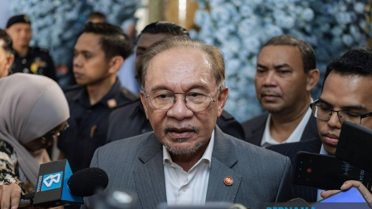 Anwar Awaits Briefing on Four Melaka DAP Assemblymen's State Government Exit