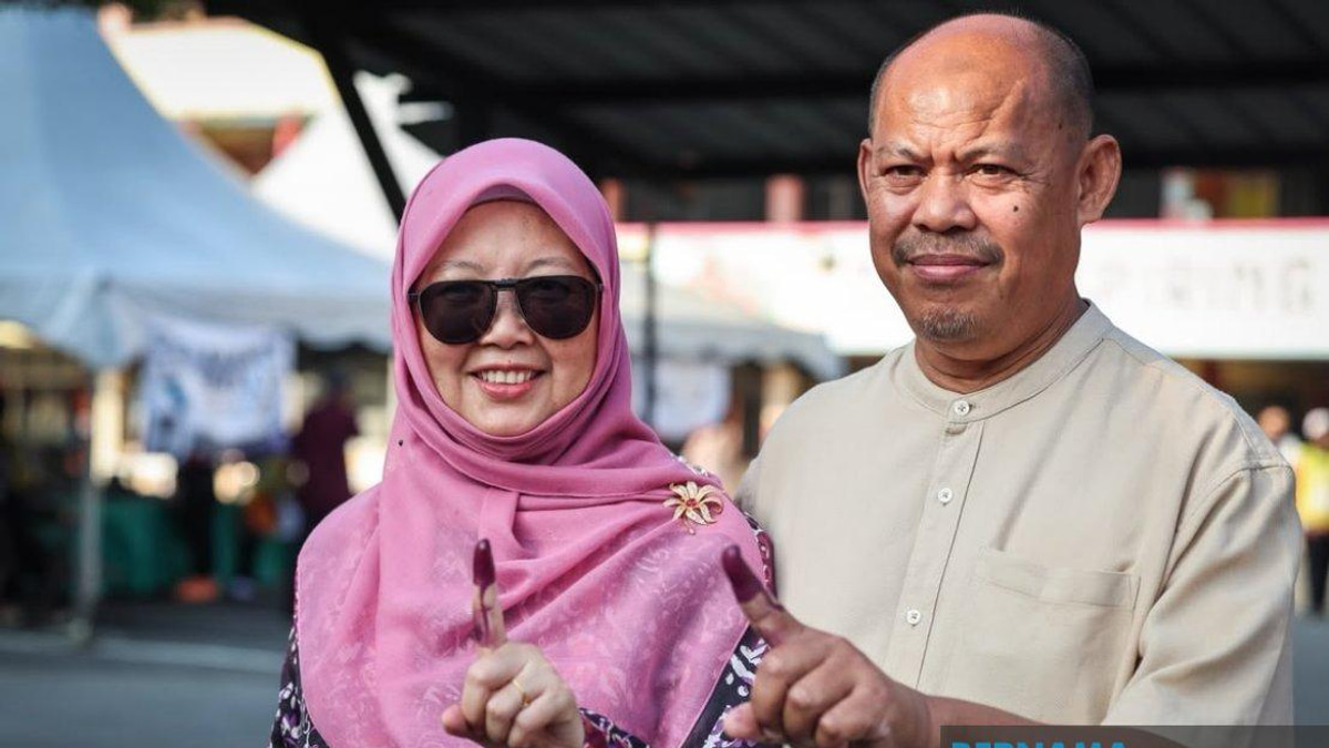 Senior Party Leaders Vote Early in Johor State Election