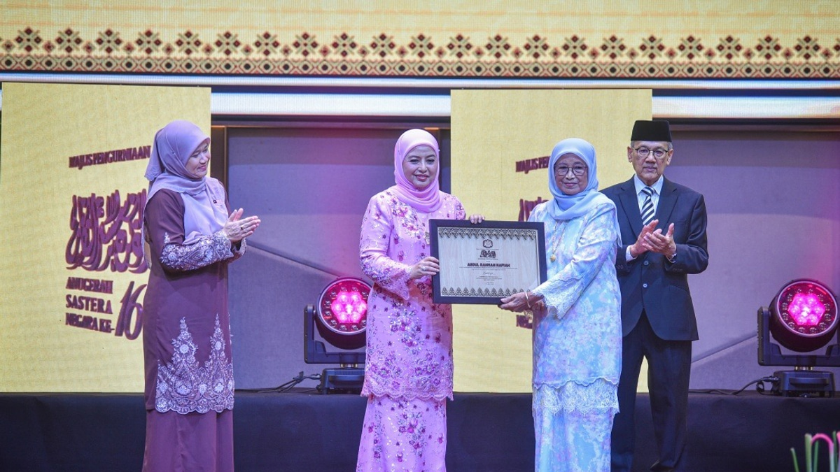 Mana Sikana Honoured as Malaysia's 16th National Laureate