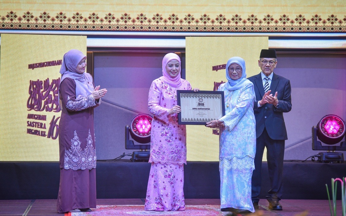 Mana Sikana Honoured as Malaysia's 16th National Laureate