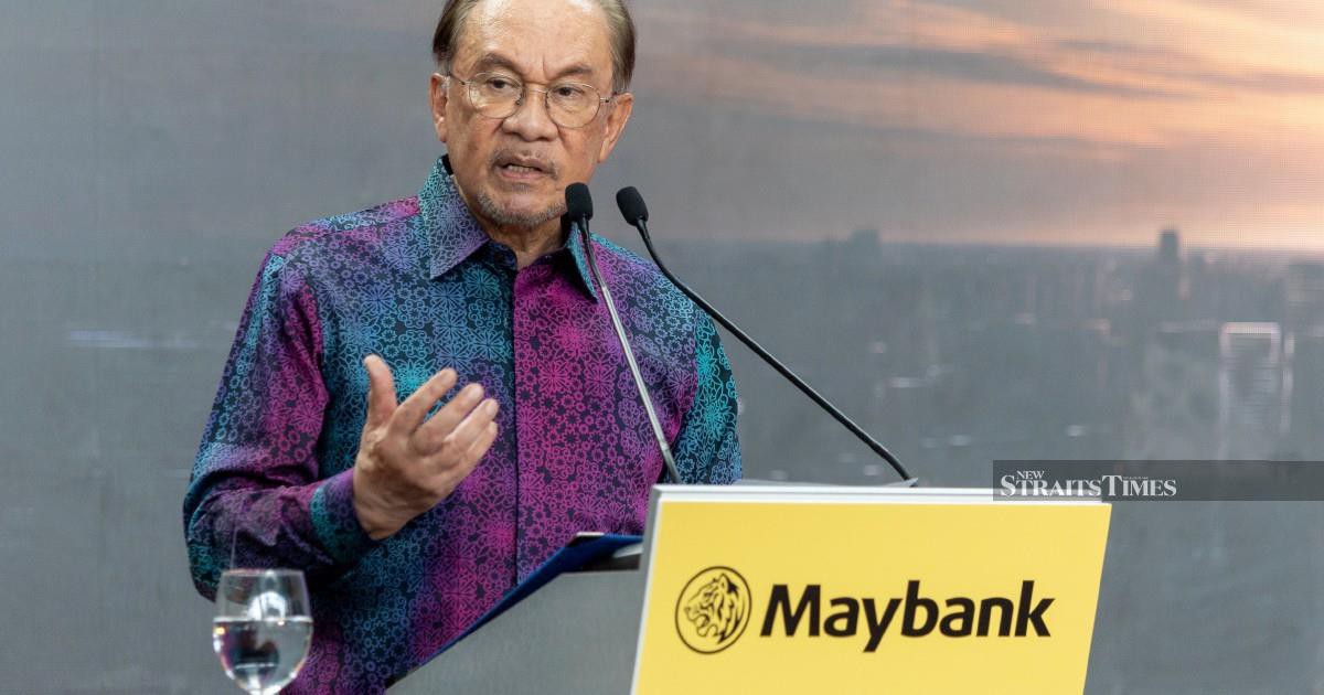 Anwar Hails Maybank's Rise as Asia's Banking Powerhouse